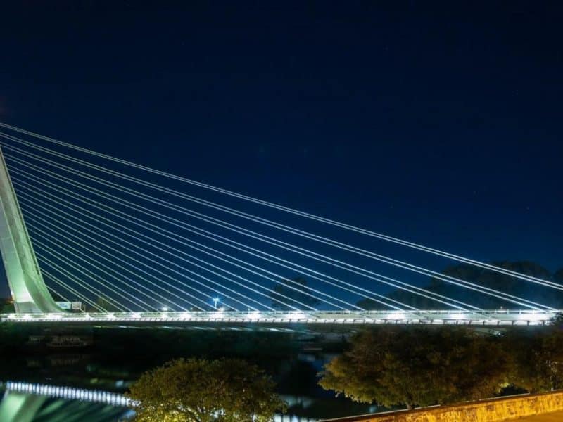 La imponente iluminación del puente del Alamillo de noche