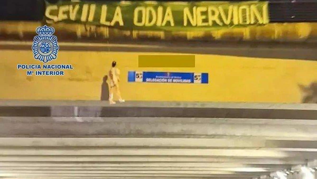 Este aficionado colgó un muñeco con la camiseta de Jordán de un puente simulando su ahorcamiento