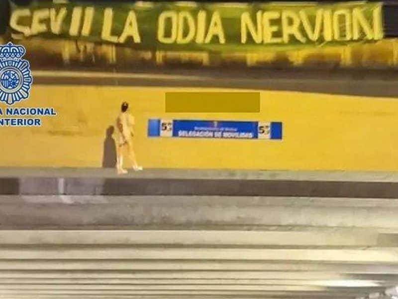 Este aficionado colgó un muñeco con la camiseta de Jordán de un puente simulando su ahorcamiento