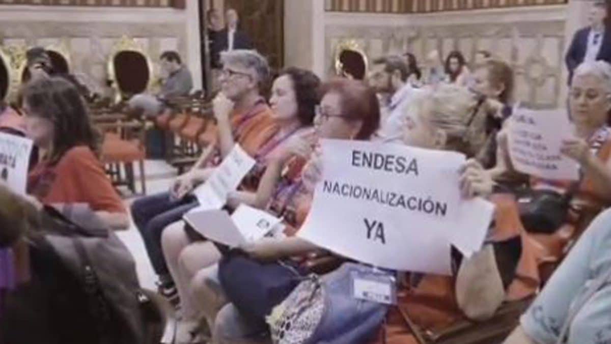 Miembros de Barrios Hartos en el Pleno