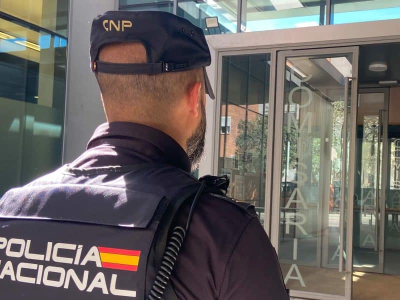 Imagen recurso de un agente frente a la comisaría de La Macarena