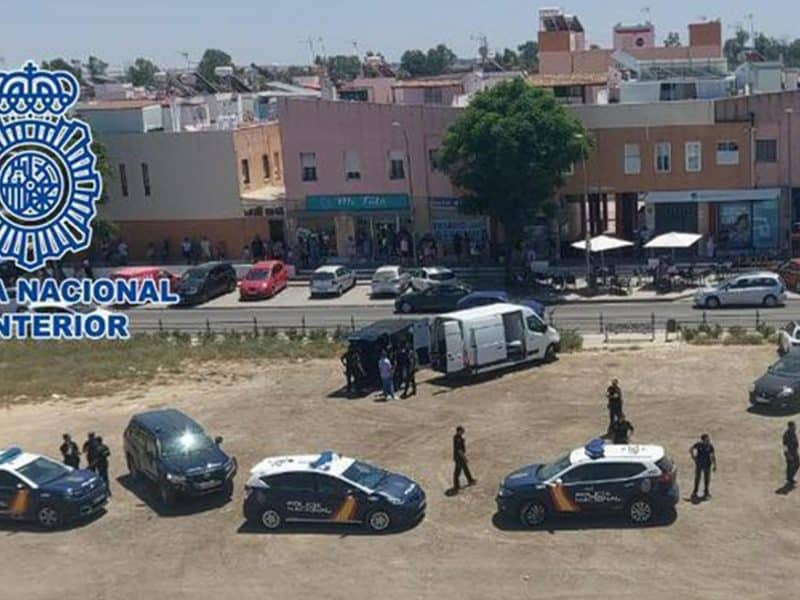 Una gran cantidad de vehículos policiales llegaron al lugar de los hechos