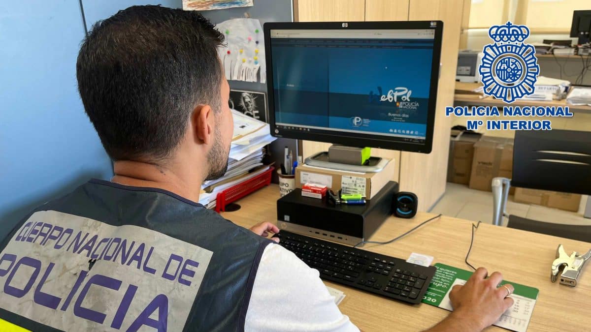 Imagen recurso de un agente de Policía Nacional frente al monitor de su ordenador