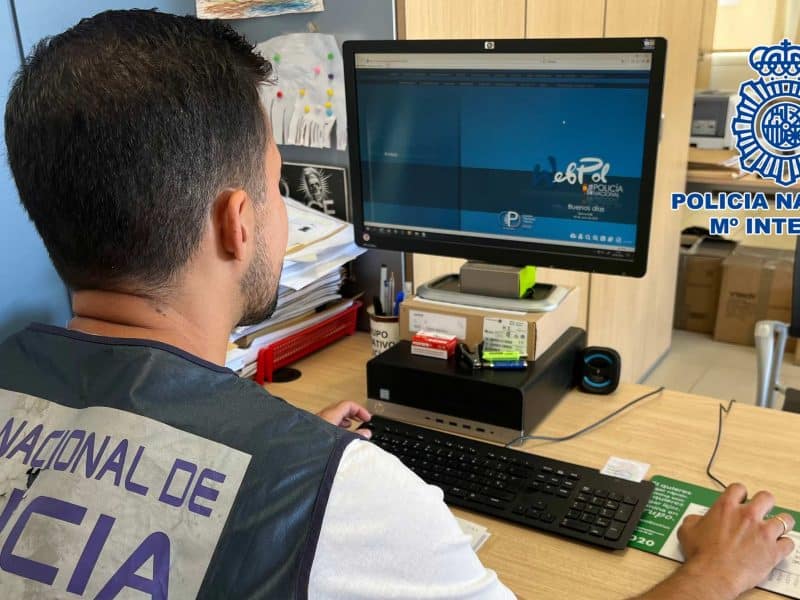 Imagen recurso de un agente de Policía Nacional frente al monitor de su ordenador