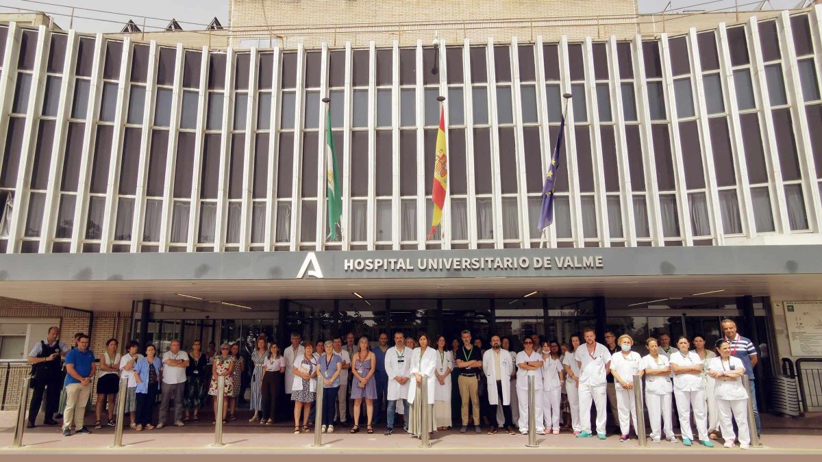 Sanitarios del Valme concentrados en solidaridad con la enfermera agredida