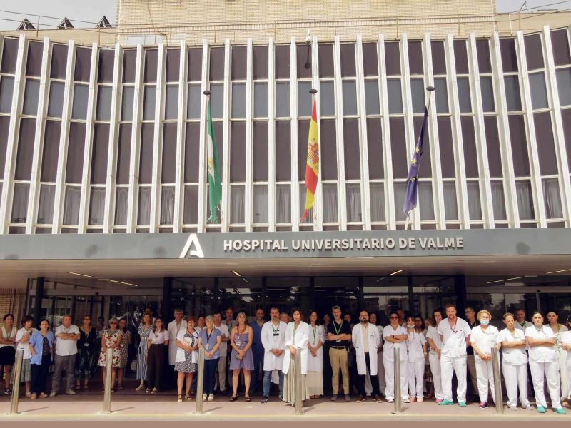 Sanitarios del Valme concentrados en solidaridad con la enfermera agredida
