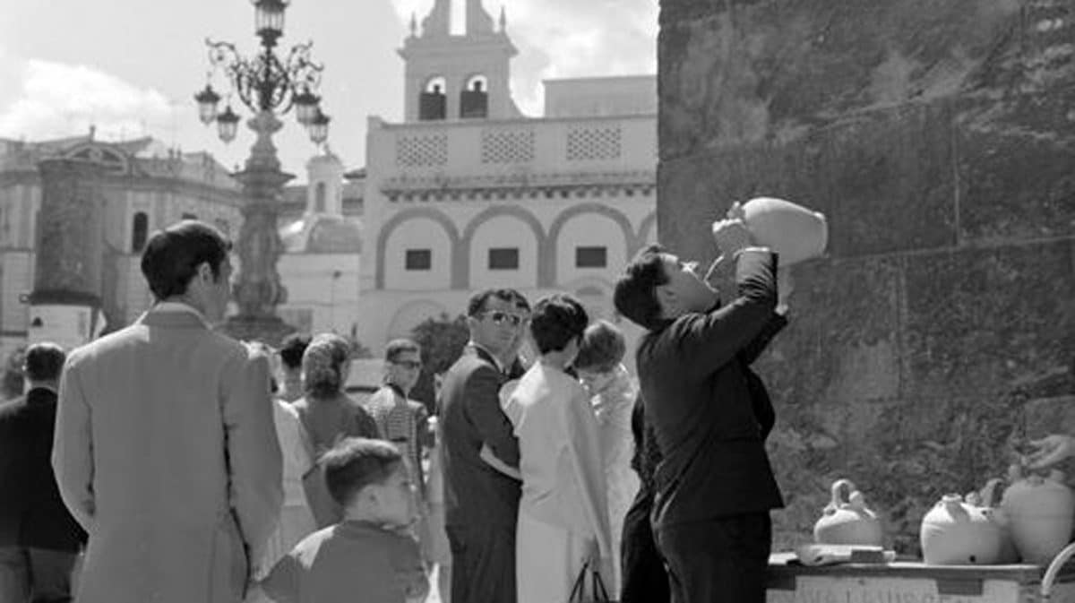 Imagen de varios sevillanos bebiendo agua / Fototeca Municipal