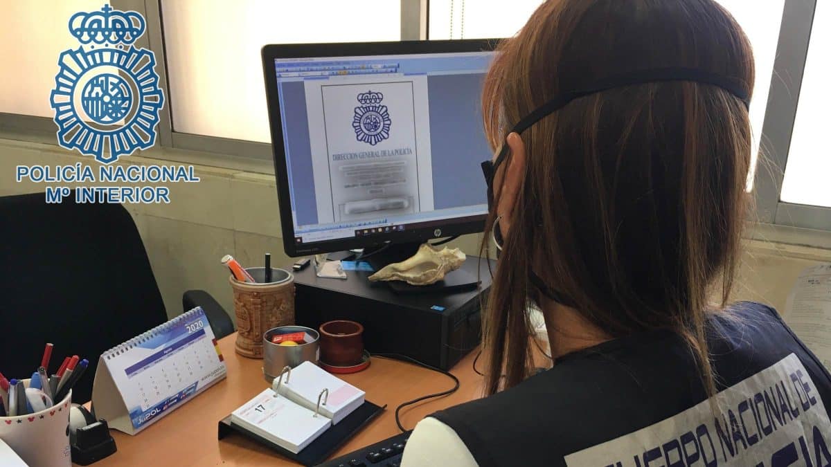 Imagen recurso de una agente de Policía Nacional