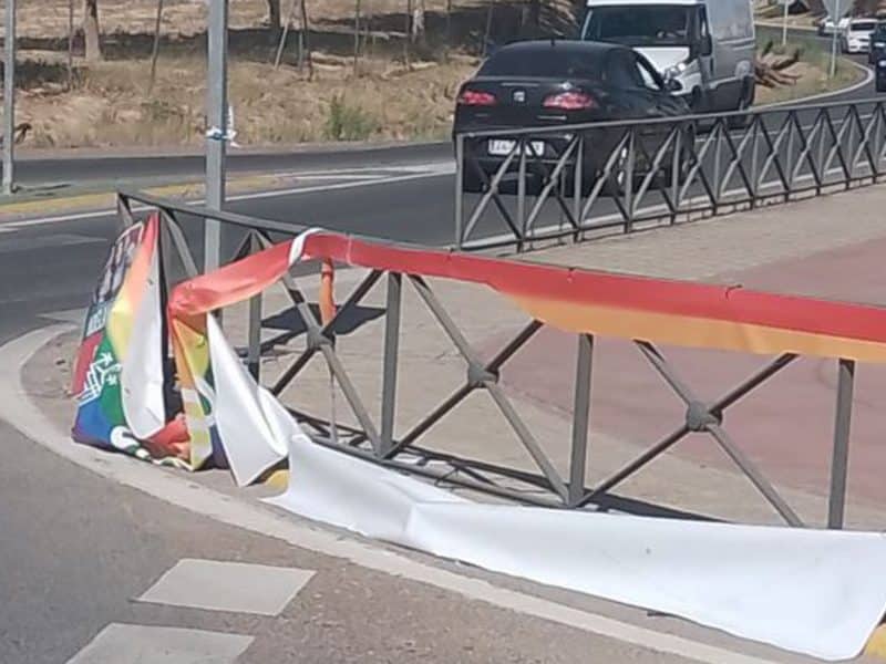 Así quedó este cartel colocado en la vía pública