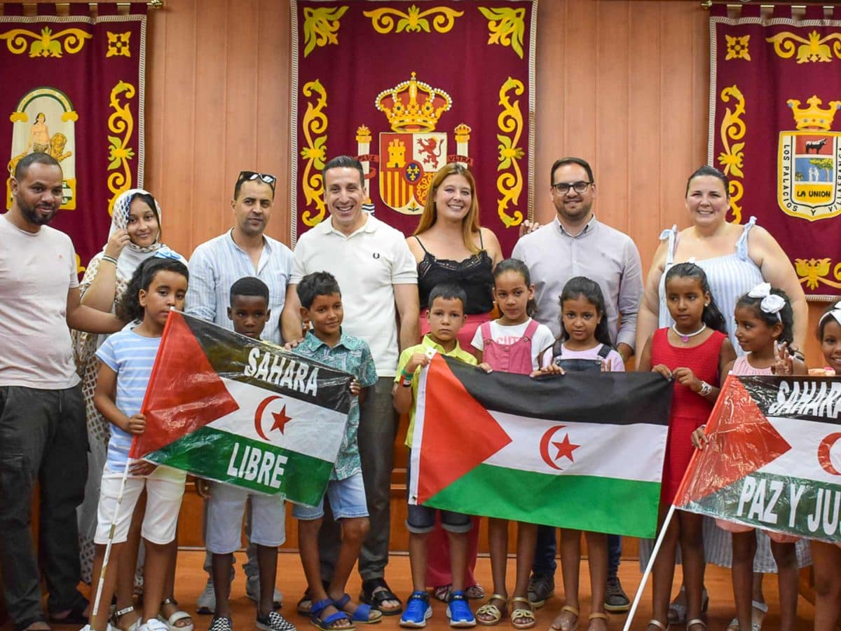 Los niños posando felices en el Ayuntamiento palaciego