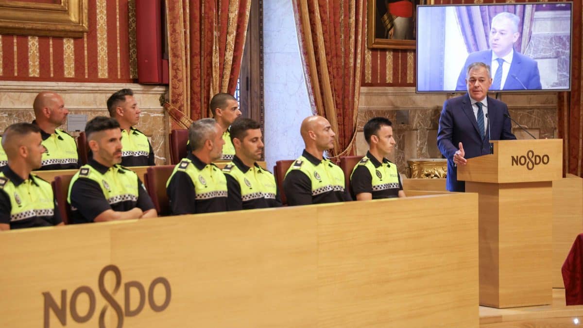 José Luis Sanz en la toma de posesión de estos agentes