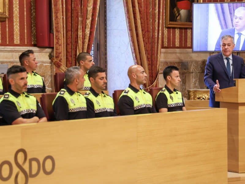 José Luis Sanz en la toma de posesión de estos agentes