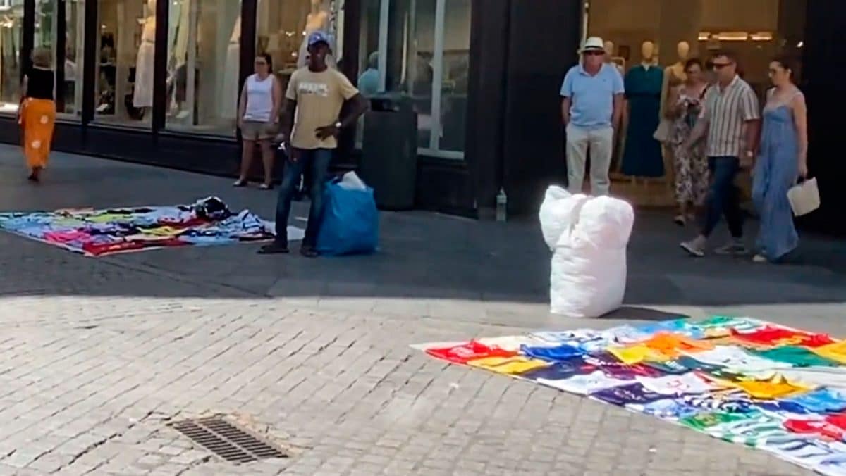 Puestos ambulantes de camisetas deportivas en la calle Tetuán