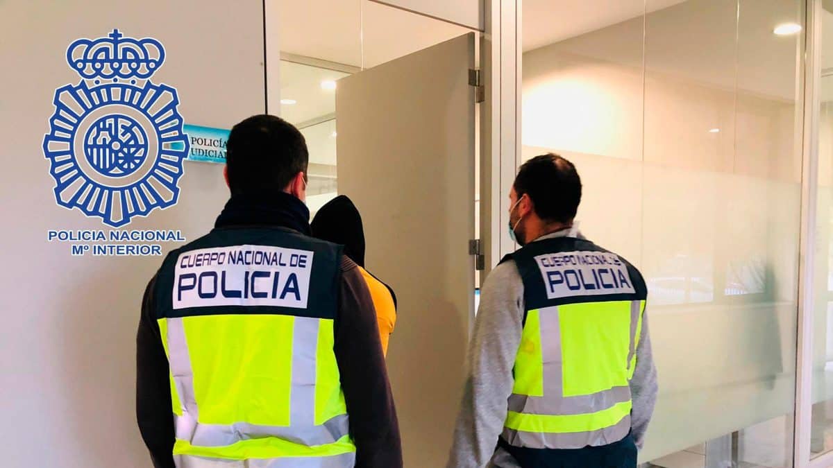 Dos agentes de policía, con el detenido por este caso