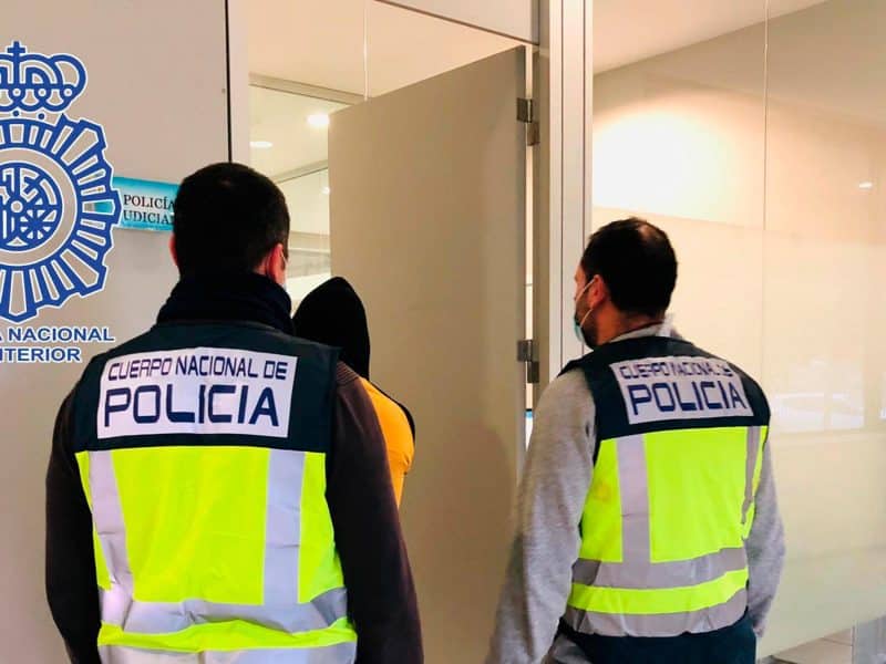 Dos agentes de policía, con el detenido por este caso