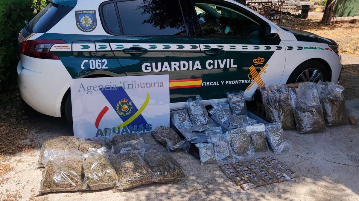 Un vehículo de Guardia Civil junto a las drogas incautadas
