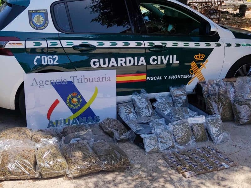Un vehículo de Guardia Civil junto a las drogas incautadas
