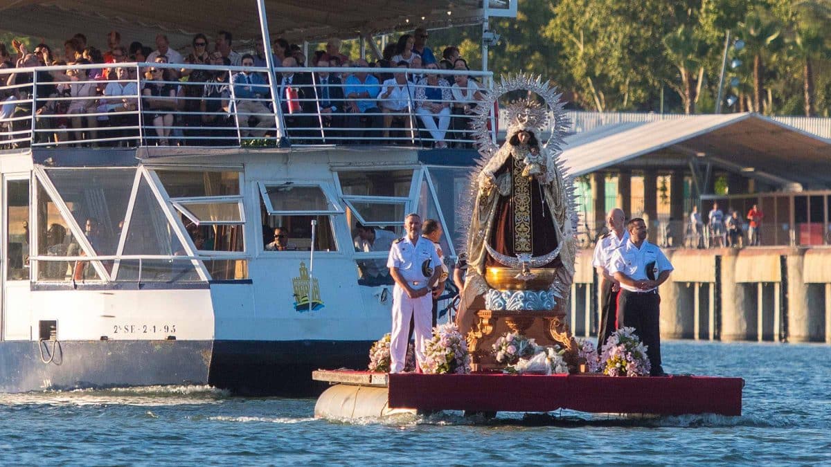 Virgen de la Hermandad de Nuestra Señora del Carmen del Puente de Triana. @CarmendelPuente en Twitter