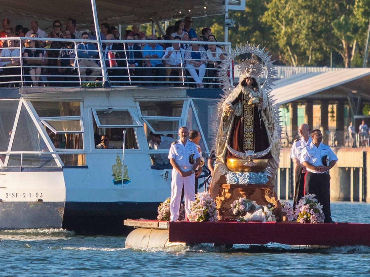 Virgen de la Hermandad de Nuestra Señora del Carmen del Puente de Triana. @CarmendelPuente en Twitter