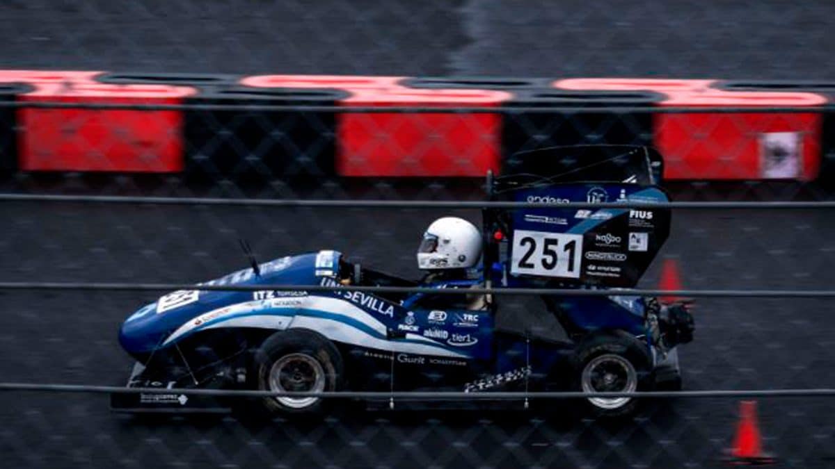 Piloto del equipo universitario hispalense de automovilismo