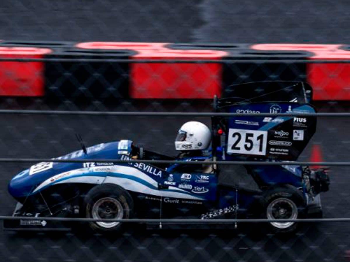 Piloto del equipo universitario hispalense de automovilismo