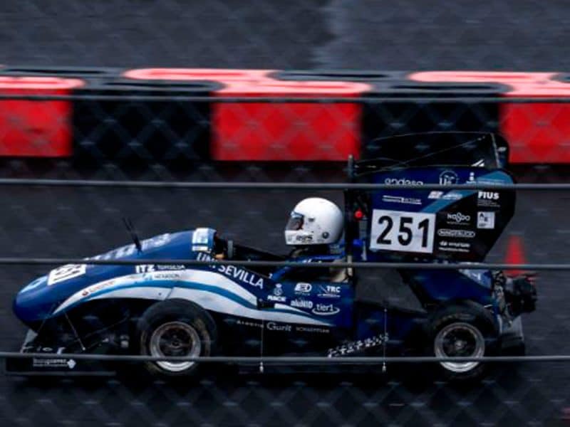Piloto del equipo universitario hispalense de automovilismo