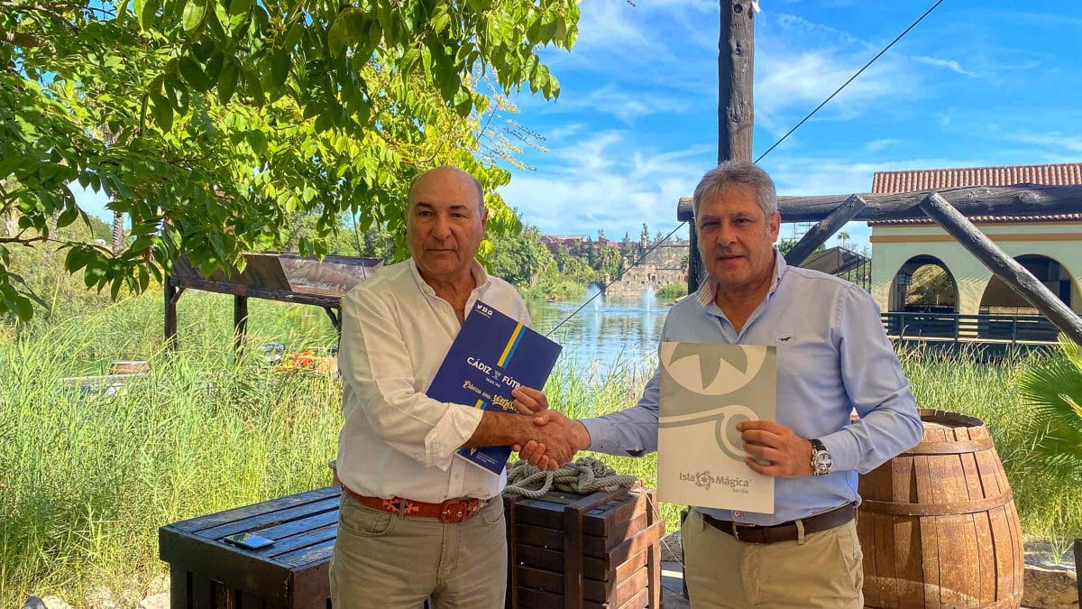 Representantes de ambas empresas reunidos en el parque