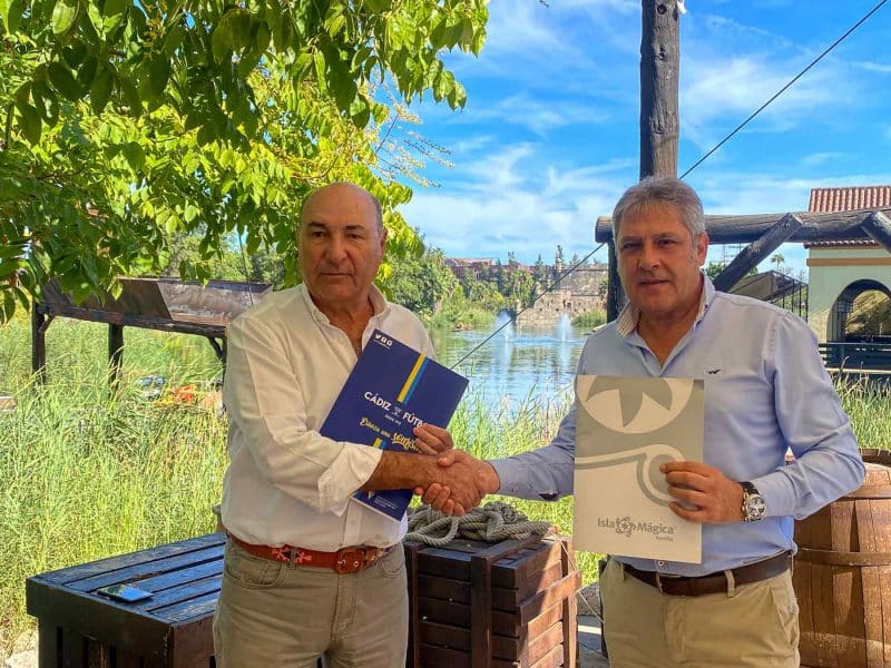 Representantes de ambas empresas reunidos en el parque