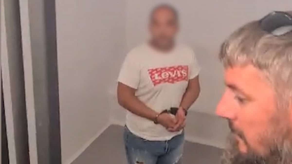 El detenido, con su cara cubierta