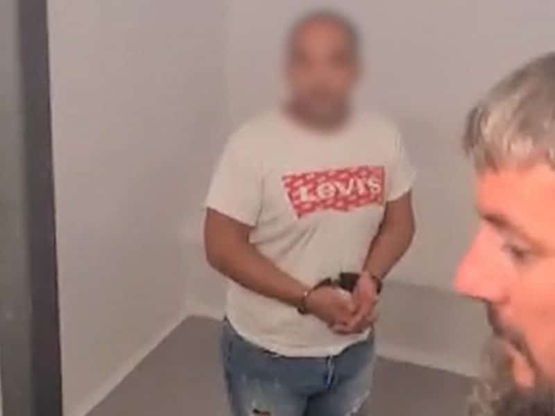 El detenido, con su cara cubierta