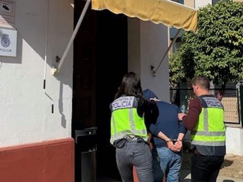 El detenido ingresando en la comisaría de la avenida Cruz del Campo