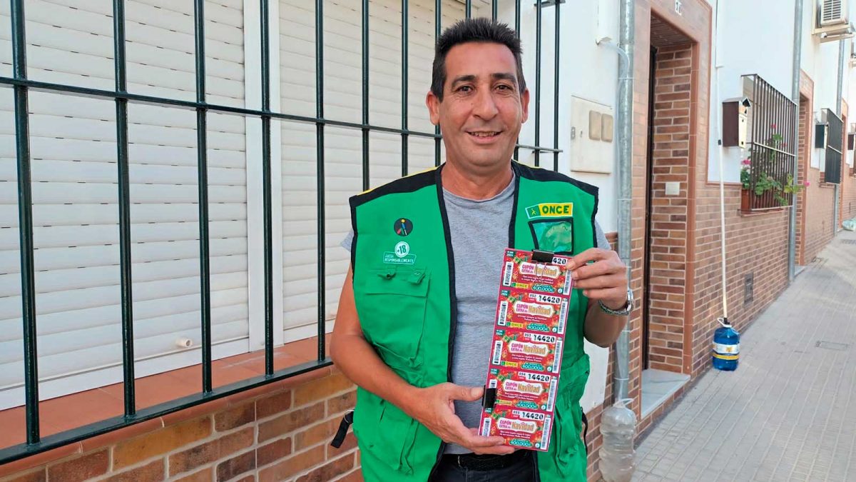 Diego Molina, vendedor en la localidad, repartió el boleto ganador