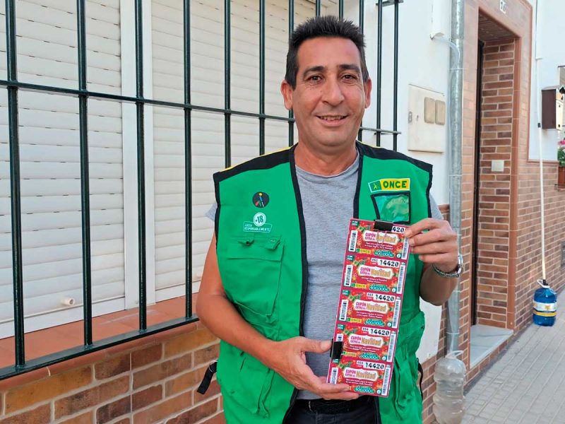 Diego Molina, vendedor en la localidad, repartió el boleto ganador