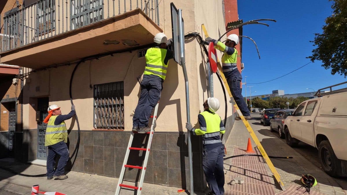 Trabajadores de Endesa manipulando el cableado de la zona