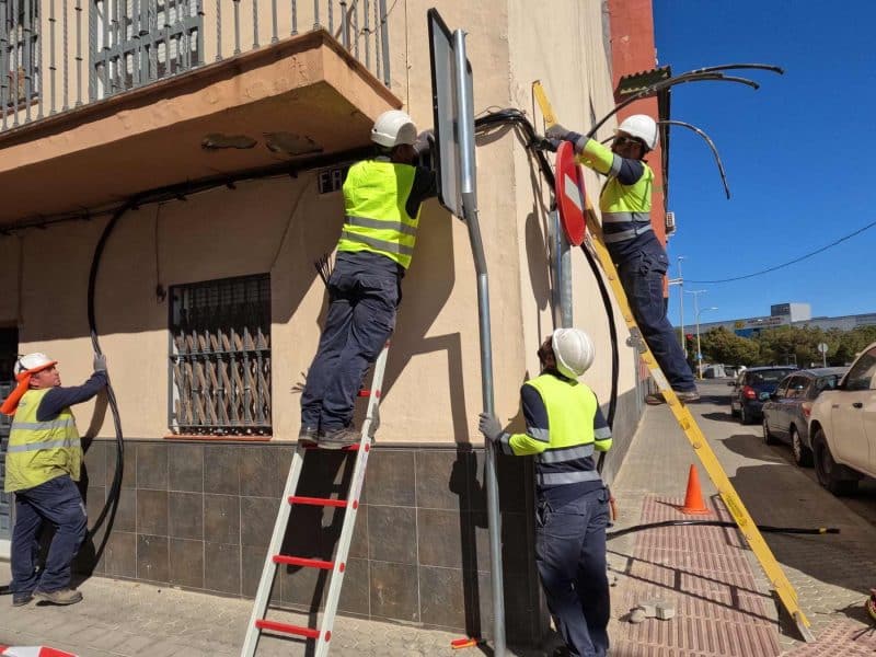 Trabajadores de Endesa manipulando el cableado de la zona