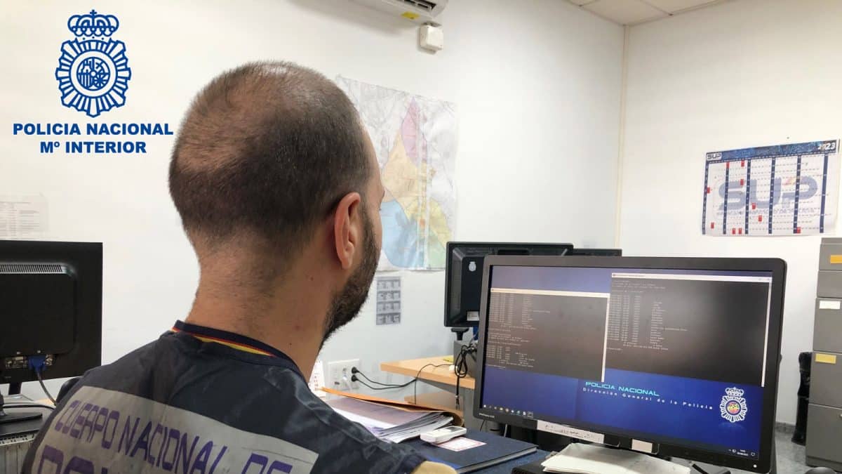 Un agente de CNP frente a su ordenador