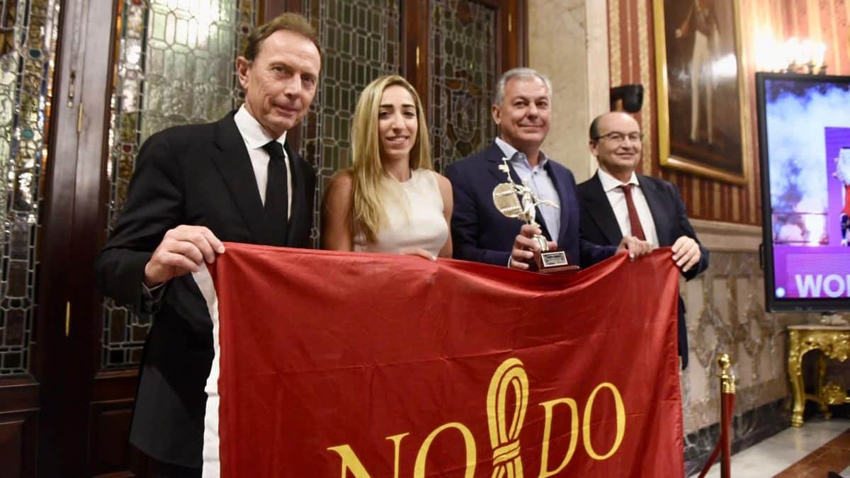 Olga Carmona, acompañada de Butragueño, Sanz y Pepe Castro en el Ayuntamiento