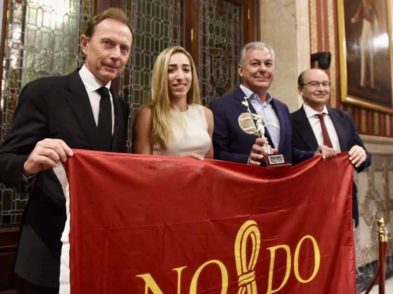 Olga Carmona, acompañada de Butragueño, Sanz y Pepe Castro en el Ayuntamiento