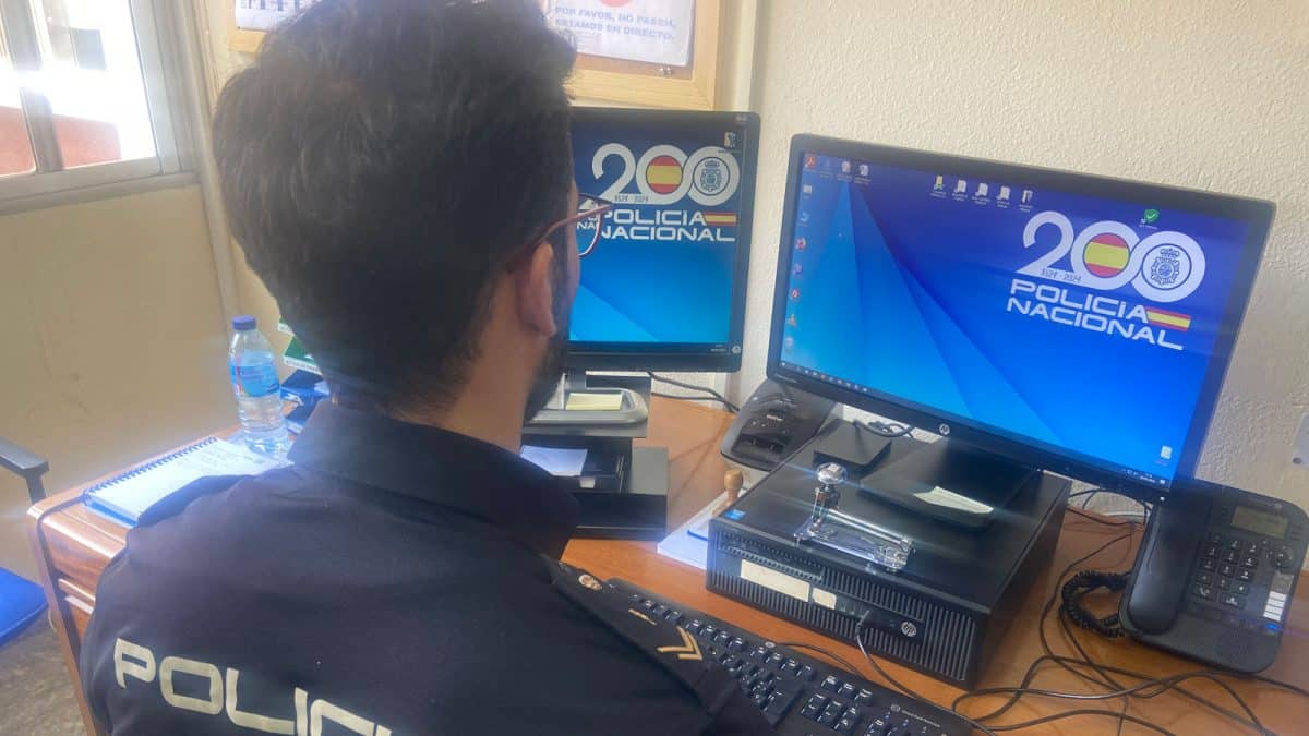 Imagen recurso de un agente de Policía Nacional frente a su ordenador