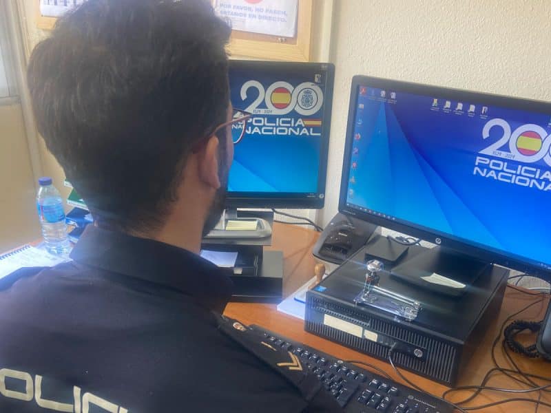 Imagen recurso de un agente de Policía Nacional frente a su ordenador