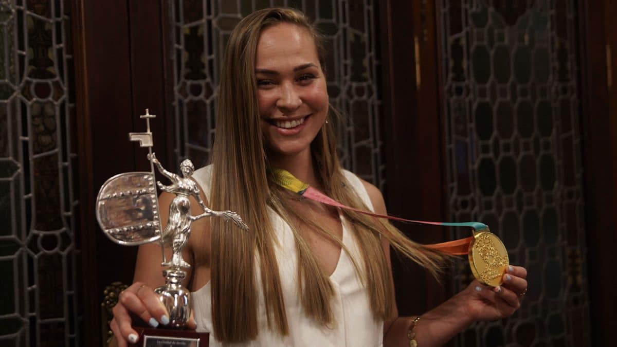 Irene Guerrero posa orgullosa con sus galardones