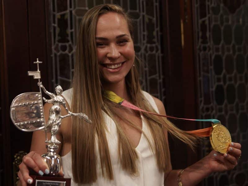 Irene Guerrero posa orgullosa con sus galardones