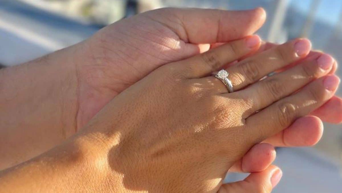 Imagen compartida por su pareja, Lorena Sánchez, tras la pedida de mano del humorista