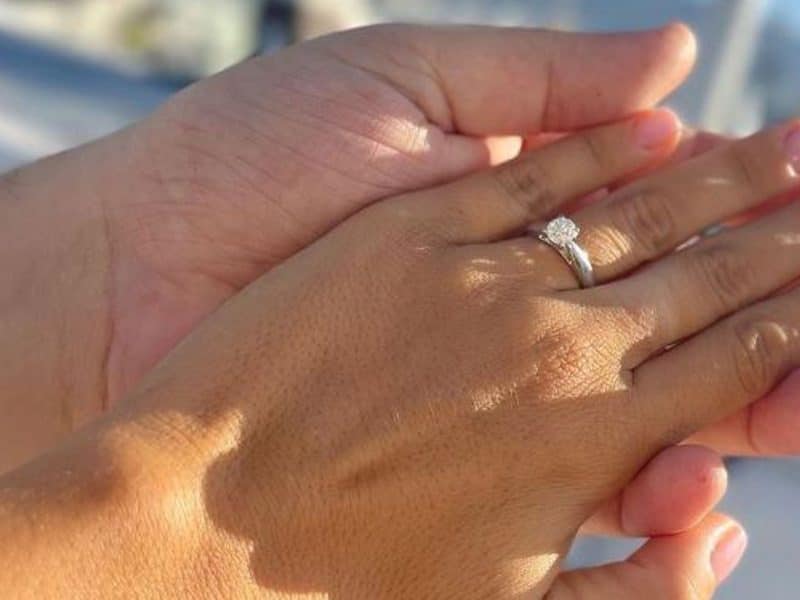 Imagen compartida por su pareja, Lorena Sánchez, tras la pedida de mano del humorista