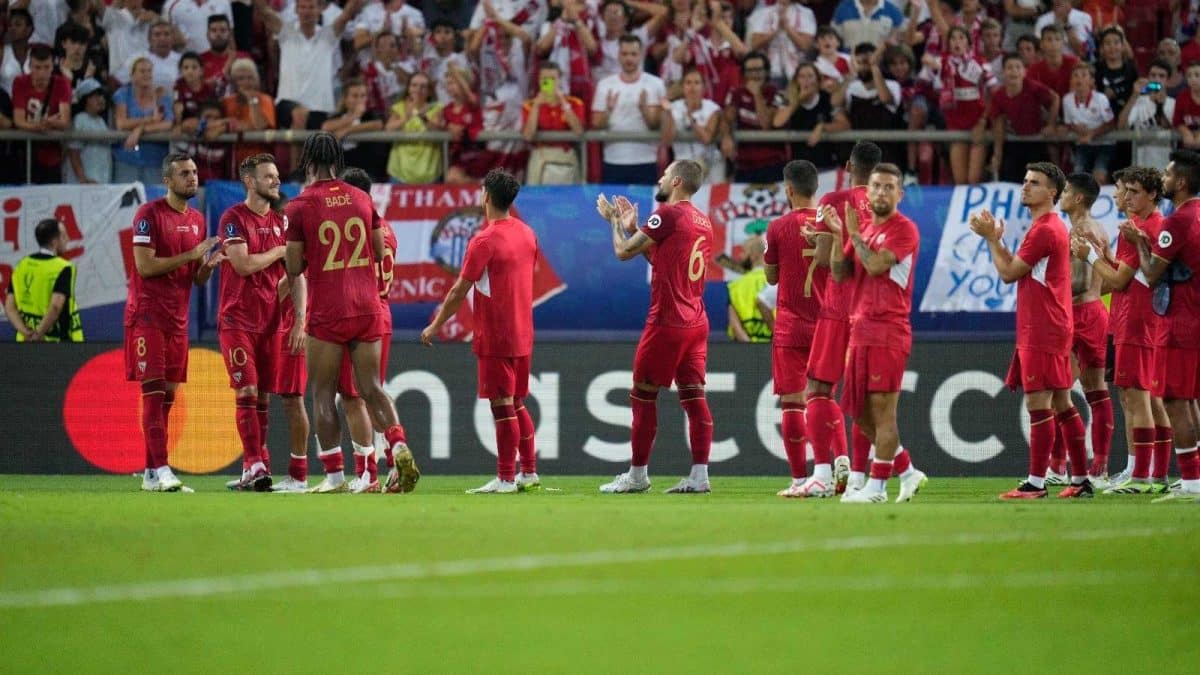 La plantilla agradeció el aliento de la grada sevillista tras finalizar la tanda de penaltis