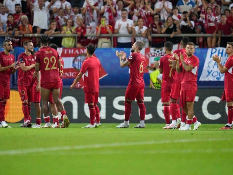 La plantilla agradeció el aliento de la grada sevillista tras finalizar la tanda de penaltis