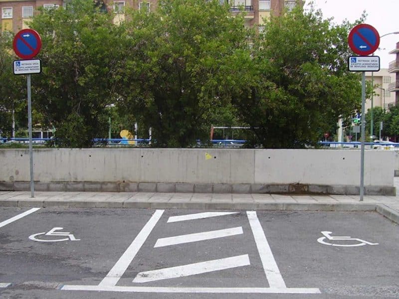 Plazas de aparcamiento para personas con movilidad reducida en Bami