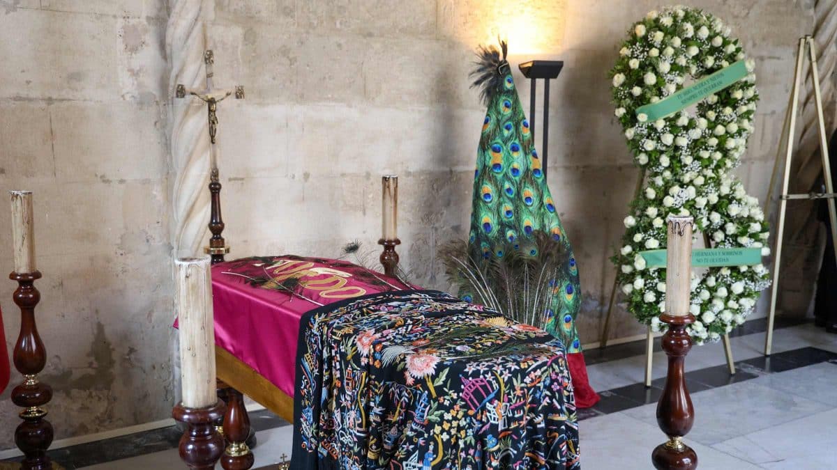 Imagen de la capilla ardiente de María Jiménez, con sus características plumas