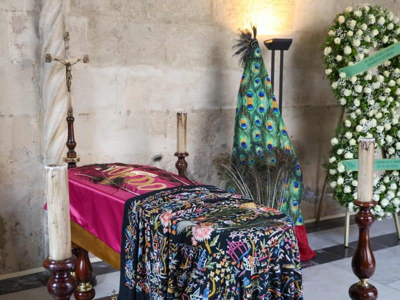 Imagen de la capilla ardiente de María Jiménez, con sus características plumas