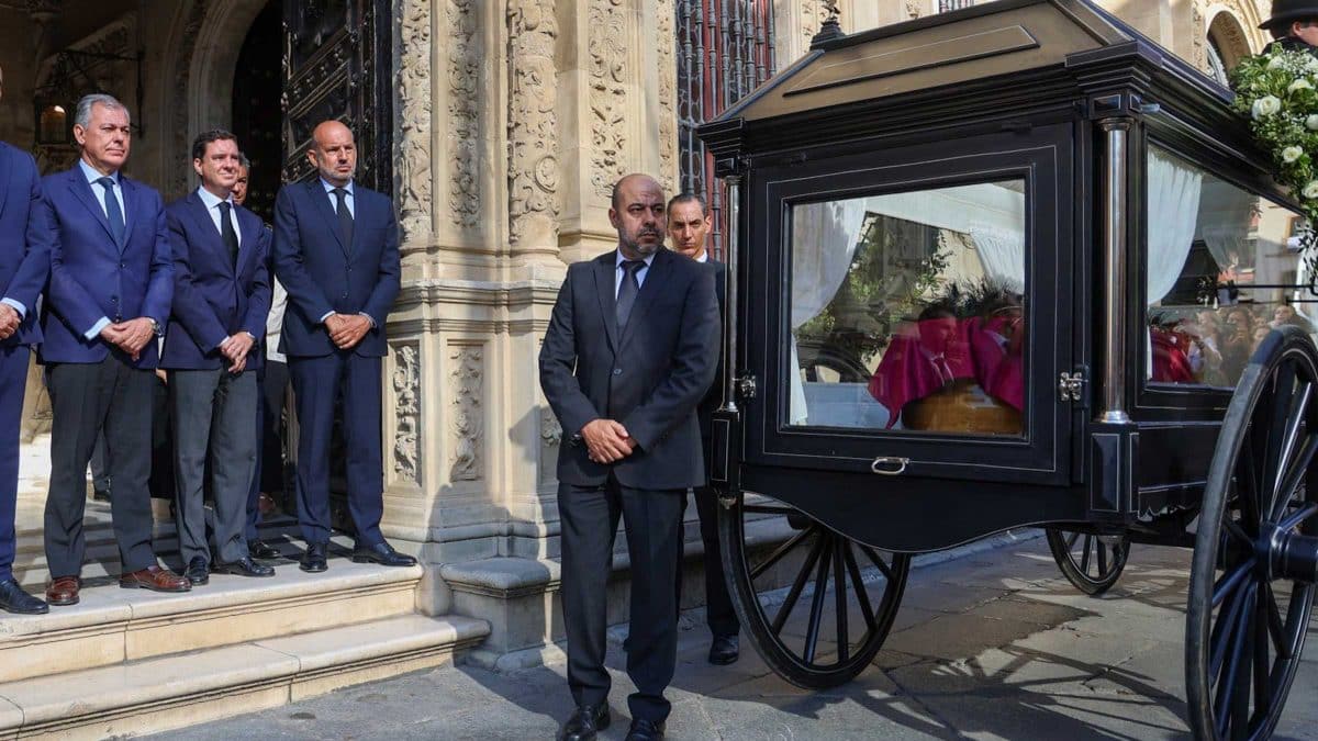 El coche de caballos que transportó el féretro de la artista